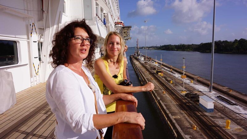 Eva Astfalk und Bettina Rohn an Bord der Artania. – Bild: Bewegte Zeiten Filmproduktion GmbH/​BR/​Deborah Stöckle