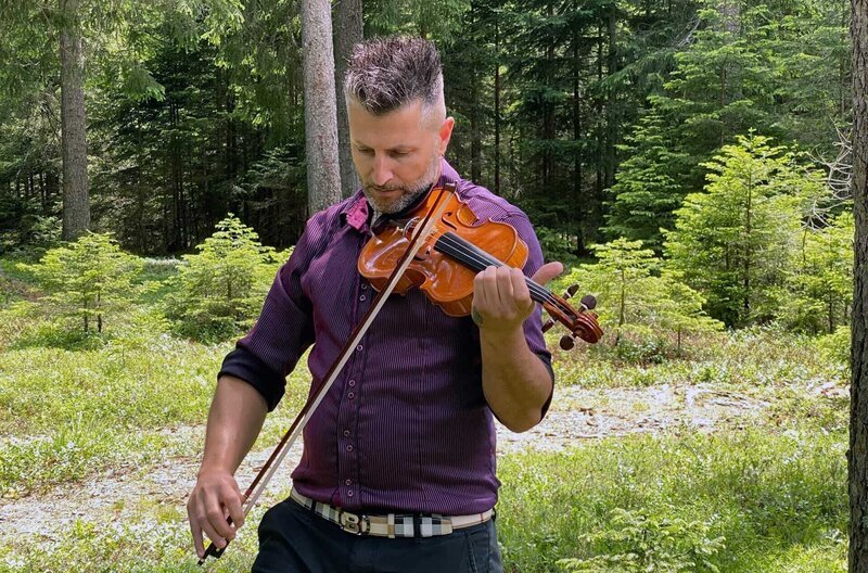 Geigenbauer Rubino Gabrielli probiert seine Geige im Resonanzwald aus. – Bild: SWR/Lona media/Heike Nikolaus / © SWR/Lona media/Heike Nikolaus Geigenbauer Rubino Gabrielli probiert seine Geige im Resonanzwald aus. – Bild: SWR/Lona media/Heike Nikolaus / © SWR/Lona media/Heike Nikolaus