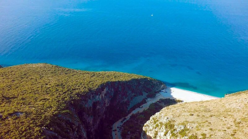 Danach muß man anderswo lange suchen – glasklares Mittelmeer im Süden Albaniens – Bild: PHOENIX/​ZDF/​Nikolai von Graevenitz