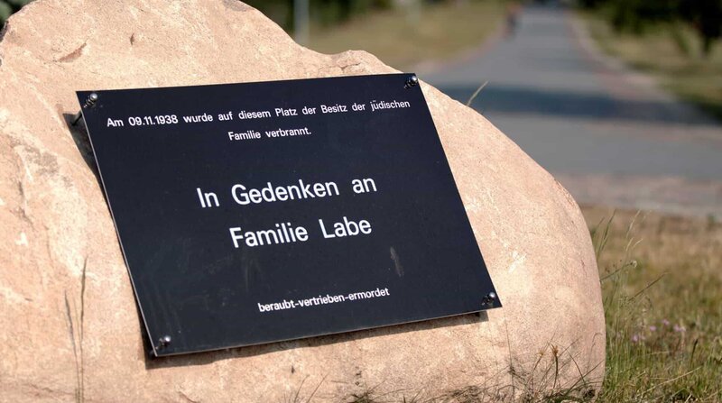 Gedenkstein in Glambeck für die Familie Labe. – Bild: ZDF und rbb/​Schmidt & Paetzel Fernsehfilme.