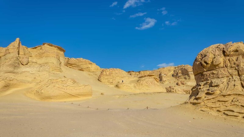 Rock formations in the Faiyum desert (Fayyum-Becken), Southeast of Cairo, in the Wadi El Hitan Reserve. – Bild: Shutterstock /​ Shutterstock /​ Copyright (c) 2021 Mohammed younos/​Shutterstock. No use without permission.