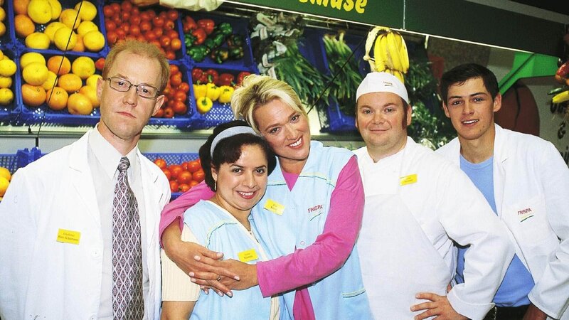 v.li.: Schumann (Lutz Herkenrath), Gisela „Gisi“ (Franziska Traub), Rita (Gaby Köster), Bernie (Georg Alfred Wittner), Kevin (Kevin Lorenz) – Bild: TVNOW /​ Martin Lässig