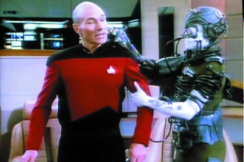 Ein Borg betäubt Captain Picard (Patrick Stewart, l.), um ihn anschließend zu entführen. – Bild: SYFY