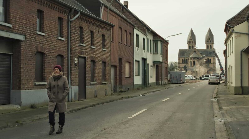 Marita (Johanna Gastdorf) verlässt den Abrissplatz des Immerather Doms. – Bild: WDR/​Olaf Hirschberg