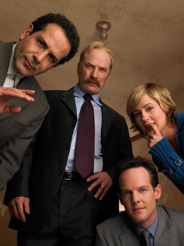 Lt. Randall Disher (Jason Gray-Stanford, 2.v.r.), Natalie Teeger (Traylor Howard, r.), Monk (Tony Shalhoub, l.) und Captain Leland Stottlemeyer (Ted Levine, 2.v.l.) – Bild: Turner