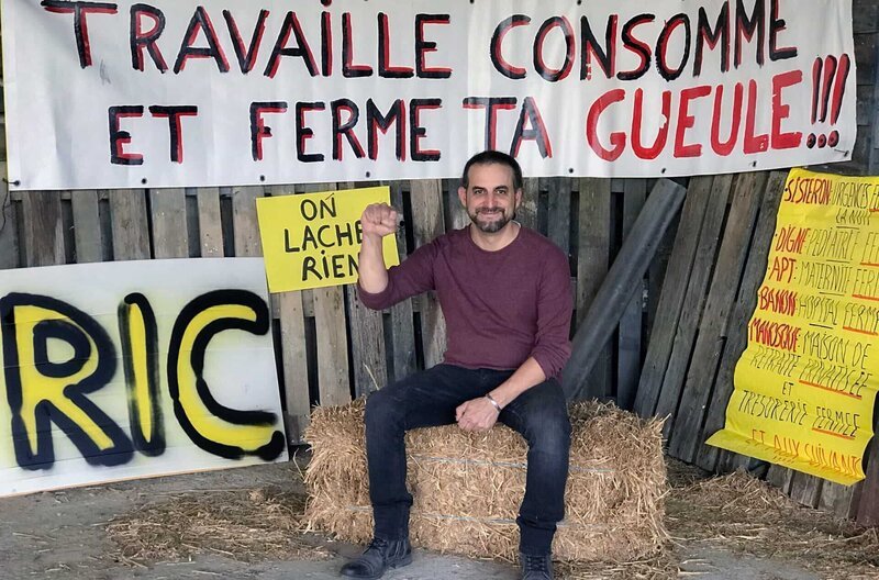 Pierre hat sich den Gelbwesten angeschlossen, weil er hofft, dass sich durch die Bewegung etwas am ausbeuterischen System ändert. Sein Lieblingstransparent trägt den Schriftzug: „Arbeite, konsumiere und halt die Klappe!“ – Bild: Fred Brunnquell /​ © Fred Brunnquell