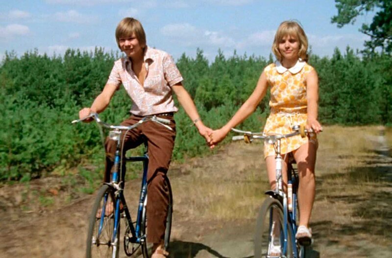Kurbel und Daniela kommen sich näher (Ralf Schlösser/Angelika Herrmann). – Bild: MDR/DEFA-Stiftung/Christa Köfer Kurbel und Daniela kommen sich näher (Ralf Schlösser/Angelika Herrmann). – Bild: MDR/DEFA-Stiftung/Christa Köfer