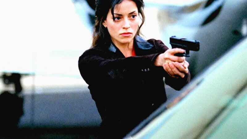 Detective Jennifer Angell (Emanuelle Vaugier) hält den Mörder in Schach. – Bild: MG RTL D /​ CBS