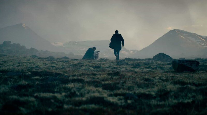 Ingvar (r, Hilmir Snaer Guonason) und María (Noomi Rapace) finden das Mutterschaf, die die Kreatur „Ada“ bei sich hat. – Bild: WDR/​Go to Sheep