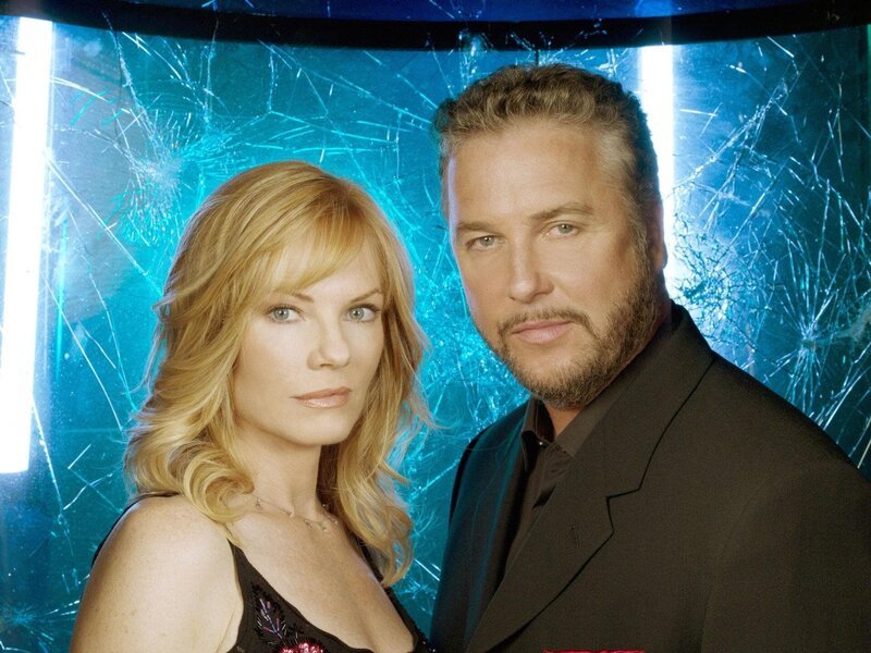 Catherine Willows (Marg Helgenberger) und Gil Grissom (William Petersen) vom CSI-Team der Polizei von Las Vegas. – Bild: RTL Crime /​ CBS