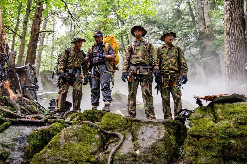 Lincoln, Ontario – Ony Wibowo (played by Xavier de Guzman) and marines (played by background performers) locate the wreckage from the Sukhoi Superjet air crash on Mount Salak, Indonesia. – Bild: Cineflix 2017 /​ Darren Goldstein