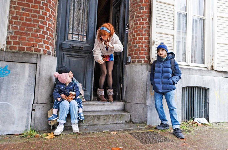 Die Kinder (links: Cypriane Gardin, rechts: Noé Bandevoorde) warten vor der Haustür auf Morgane (Mitte: Audrey Fleurot). – Bild: NDR/​Philippe Leroux