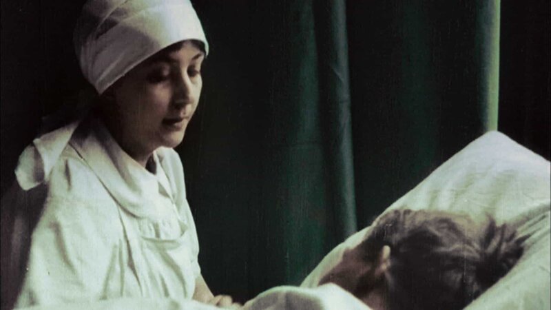 Seit Beginn des Konflikts meldeten sich zahlreiche Frauen aus aller Welt freiwillig als Krankenschwestern in Militärkrankenhäusern. Von den insgesamt 70 Millionen Soldaten, die an den Feindseligkeiten beteiligt waren, werden 21 Millionen verwundet aus dem Krieg heimkehren. – Bild: ECPAD /​ NGC