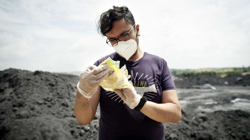 Sedat Gündoǧdu ist ein Meeresbiologe und Aktivist, der gegen illegale Mülldeponien in der Türkei kämpft. – Bild: ZDF und WDR/​Philipp Meise/​a&o buero.