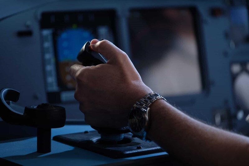 Captain Kevin Sullivan (played by Jerry Getty) pulls back on the control stick as view of the ocean approaches. – Bild: Cineflix /​ Darren Goldstein