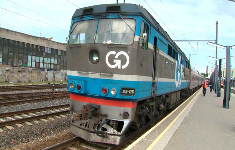 Breitspur-Diesellokomotive TEP-70 der estnischen Eisenbahngesellschaft. – Bild: SWR