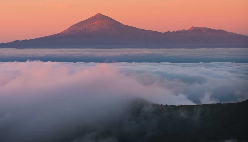 Vulkan über den Wolken: Der Pico del Teide ist mit 3.718 Metern die höchste Erhebung auf der Kanarischen Insel Teneriffa und der höchste Berg auf spanischem Staatsgebiet. – Bild: NDR/​NDR Naturfilm/​doclights/​Science Vision/​Marcos Felipe Garcia