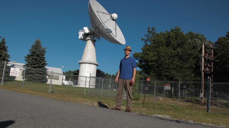 Astronom Shep Doeleman vor dem Haystack Observatory. – Bild: ZDF und Discovery Communications./​Discovery Communications