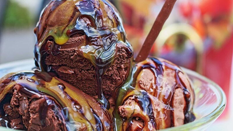 Im Sommer unverzichtbar: Eiscreme. Zwar schlecken die Deutschen Vanilleeis am liebsten, aber Schoko steht bei Groß und Klein ebenso hoch im Kurs. – Bild: N24 Doku