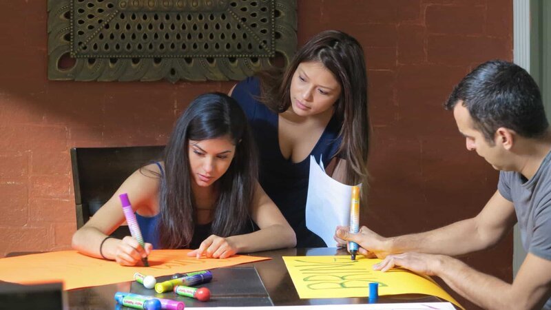 Giselle, Lucy and Frank making posters for an awareness walk to find Maribel. – Bild: Investigation Discovery /​ Discovery Communications