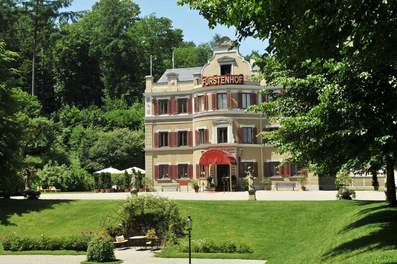 Der Fürstenhof, ein fiktives oberbayerisches Luxushotel, ist Schauplatz der erfolgreichsten Telenovela im deutschen Fernsehen. – Bild: ARD/​Ann Paur