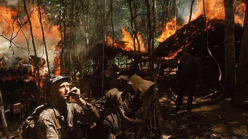 Die US-Armee ist dem sogenannten „Vietcong“ wirtschaftlich und technologisch überlegen, kann gegen die Guerilla-Taktiken der Nordvietnamesen jedoch nicht bestehen. – Bild: ZDF und Larry Burrows./​Larry Burrows