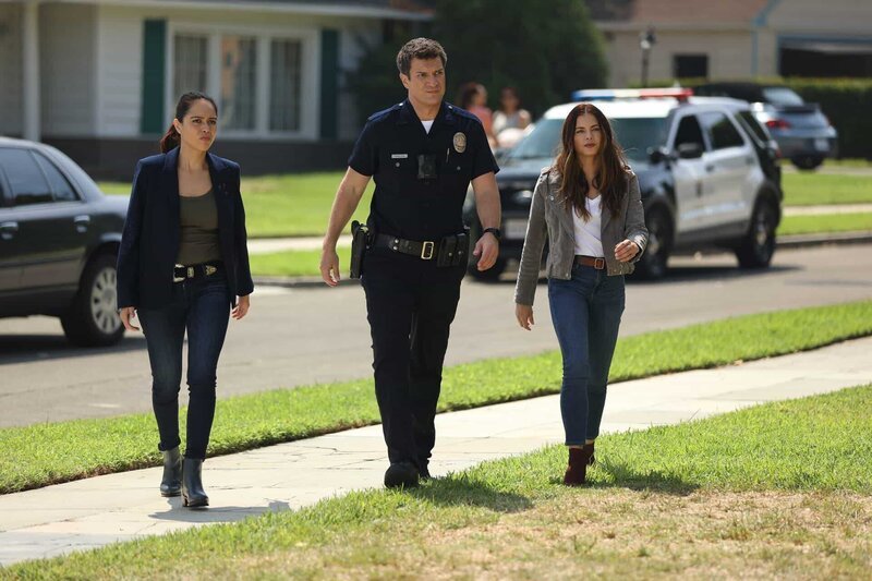 Nolan (Nathan Fillion, M.), Bailey (Jenna Dewan, r.) und Lopez (Alyssa Diaz, l.) drängen den Serienmörder in die Enge. Doch dabei werden sie schnell selbst zum Ziel. – Bild: ZDF und Raymond Liu.