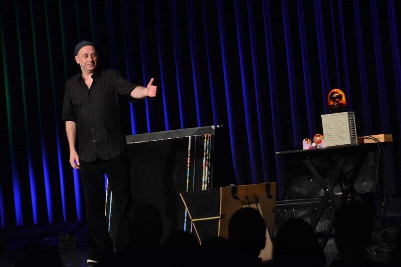 Alf Poier, Österreichs Dada-Humorist und ewiger Provokateur polarisiert auch mit seinem neuen Programm „Humor im Hemd“. – Bild: Dietmar Lipkovic
