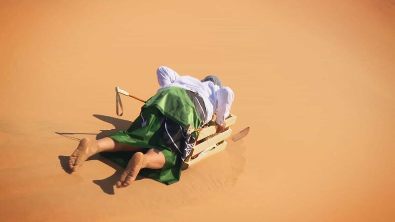 Jake Zweig in the desert in Namibia. – Bild: Warner Bros. Discovery