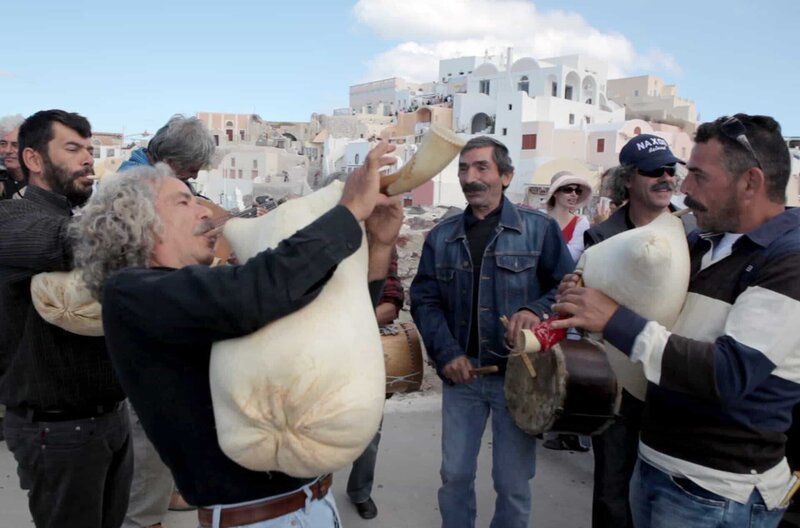 Dank der harten Arbeit einiger Menschen, die sich der Bewahrung dieser alten Traditionen und deren Adaptionen verschrieben haben, findet der Dudelsack nun auch seinen Platz bei griechischen Musikern, die ihn zurück in die Gegenwart bringen. – Bild: Markus Haaser / Dank der harten Arbeit einiger Menschen, die sich der Bewahrung dieser alten Traditionen und deren Adaptionen verschrieben haben, findet der Dudelsack nun auch seinen Platz bei griechischen Musikern, die ihn zurück in … Dank der harten Arbeit einiger Menschen, die sich der Bewahrung dieser alten Traditionen und deren Adaptionen verschrieben haben, findet der Dudelsack nun auch seinen Platz bei griechischen Musikern, die ihn zurück in die Gegenwart bringen. – Bild: Markus Haaser / Dank der harten Arbeit einiger Menschen, die sich der Bewahrung dieser alten Traditionen und deren Adaptionen verschrieben haben, findet der Dudelsack nun auch seinen Platz bei griechischen Musikern, die ihn zurück in …