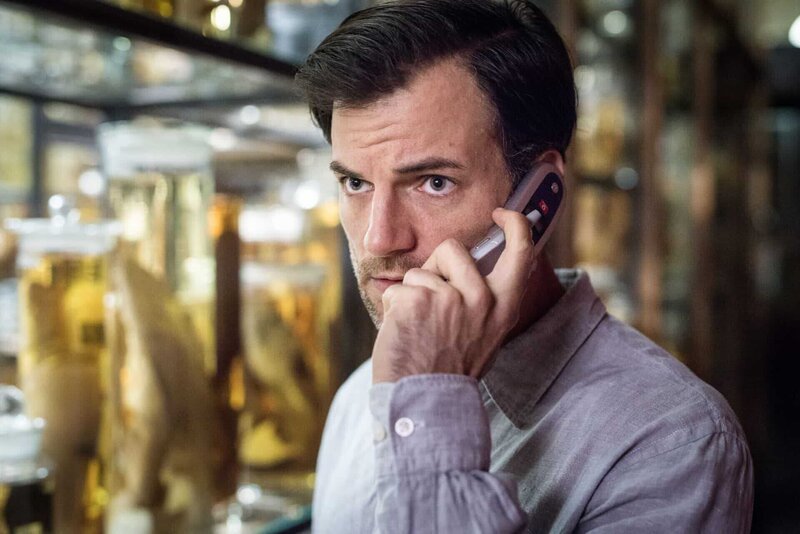Max Rohde (Torben Liebrecht) erhält den ersten ungewöhnlichen Anruf und ist skeptisch. – Bild: RTL /​ Boris Laewen