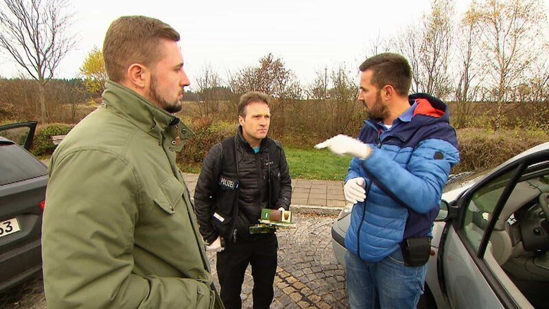 Die Beamten dürfen Fahrzeuge auch ohne konkrete Verdachtsmomente kontrollieren, um nach illegalen Einwanderern, Drogenschmugglern oder Dieben zu suchen. – Bild: N24 Doku Die Beamten dürfen Fahrzeuge auch ohne konkrete Verdachtsmomente kontrollieren, um nach illegalen Einwanderern, Drogenschmugglern oder Dieben zu suchen. – Bild: N24 Doku