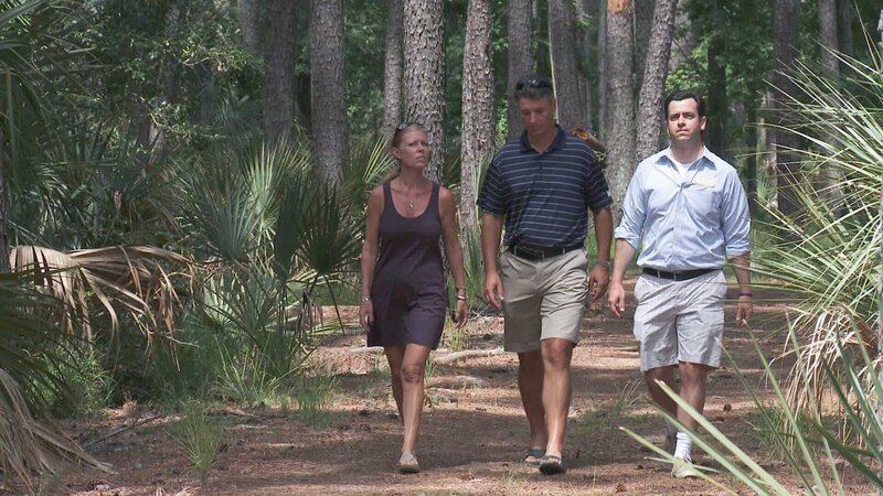 Realtor, Chris Haro (R) walking with the homebuyers, Andy (C) and Sheila Smith (L) at the third home. – Bild: DMAX