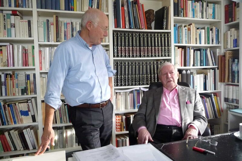 Vorgespräch zwischen Altbundeskanzler Helmut Schmidt (rechts) und Stefan Aust, dem Autor des Films. – Bild: PHOENIX/​BR/​Frank Gensthaler
