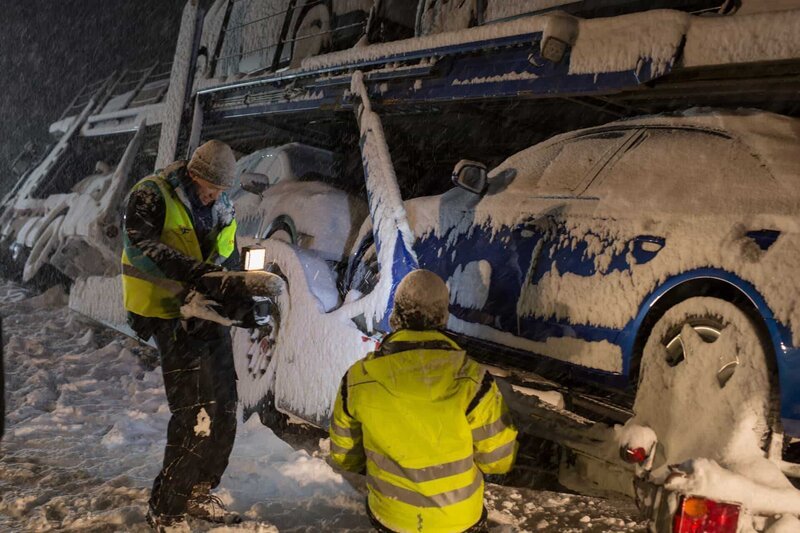 FINNSNES, Norway – Camera operator Magnus Wiig filming Frank Sebulonsen, as he prepares to rescue a truck transporting nine cars. (Photo Credit: National Geographic Channels) – Bild: National Geographic Channels