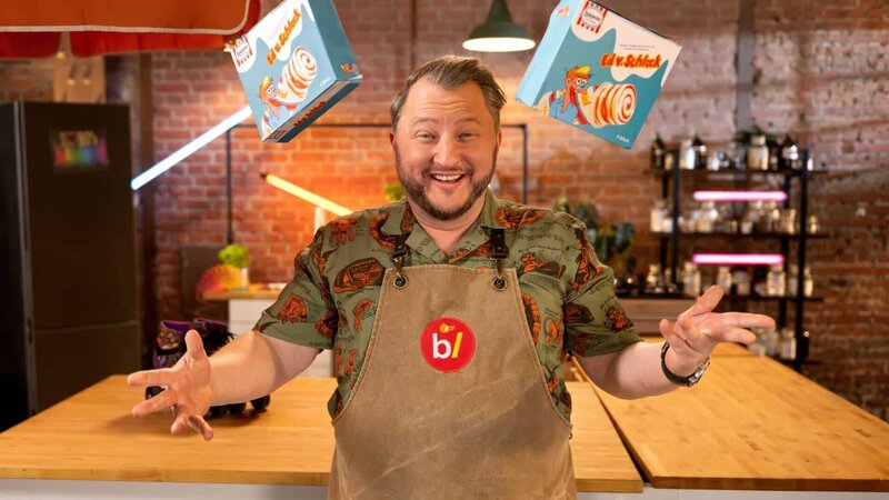 Sebastian Lege macht eine Zeitreise und nimmt vier beliebte Klassiker aus den achtziger Jahren unter die Lupe. Ed von Schleck war DAS Kulteis der Achtziger. Produktentwickler Sebastian Lege deckt auf, was wirklich in dem Eis am Schiebestiel steckt. – Bild: ZDF und Lars Döring./​Lars Döring