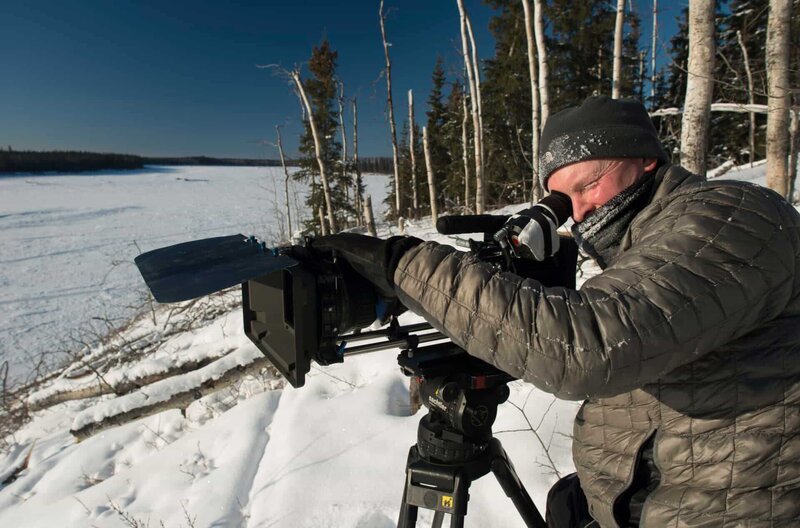 Kameramann John Brown filmt bei Minustemperaturen in Süd-Zentral-Alaska. – Bild: phoenix/​ZDF/​BBC