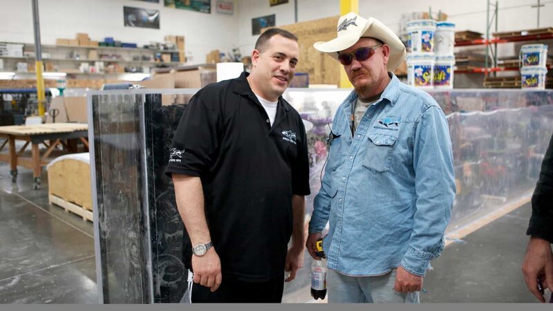 Wayde King CEO of Acrylic Tank Manufacturing, left, and Robert Chrislieb standing in front of the newly build casino tank in the warehouse. – Bild: Jared McMillen /​ Animal Planet/​Jared McMillen. /​ Photobank 30205_258 /​ Â© 2012 Discovery Communications