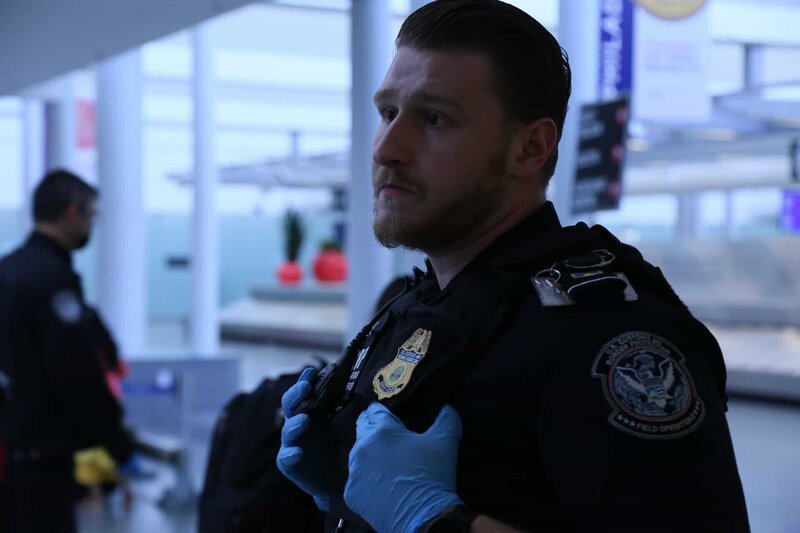 CBP Officer Busa gives an interview at the Philadelphia International Airport in Philadelphia, Pa. (National Geographic for Disney) – Bild: PhiladelphiaPa. /​ National Geographic for Disney /​ Disney