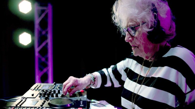 Vika am DJ-Pult: Die 84-jährige Polin ist die wohl älteste DJane Europas. – Bild: MDR/​André Krüger