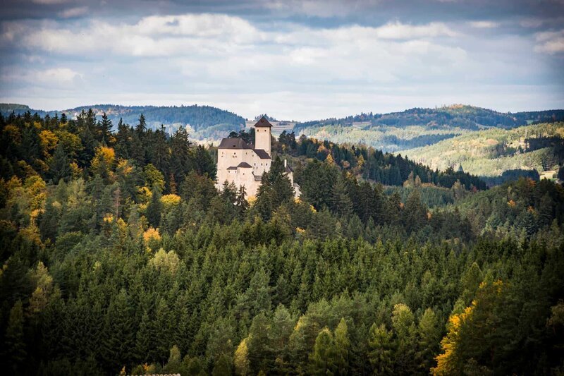 Burg Rappottenstein im herbstlichen Waldviertel. – Bild: ServusTV /​ Georg Kukuvec