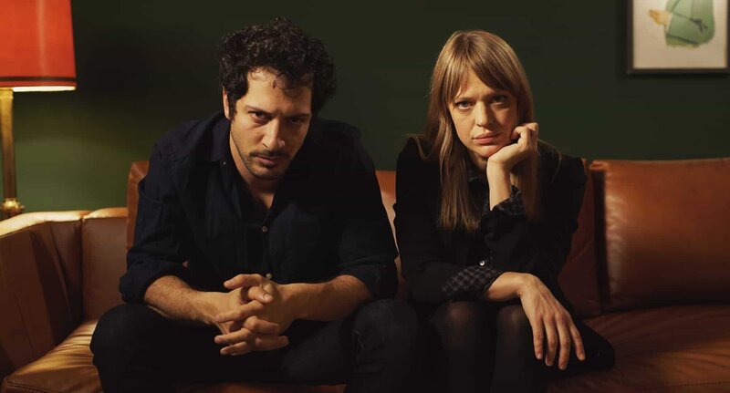 Heike Makatsch und Fahri Yardim – Bild: Romance TV