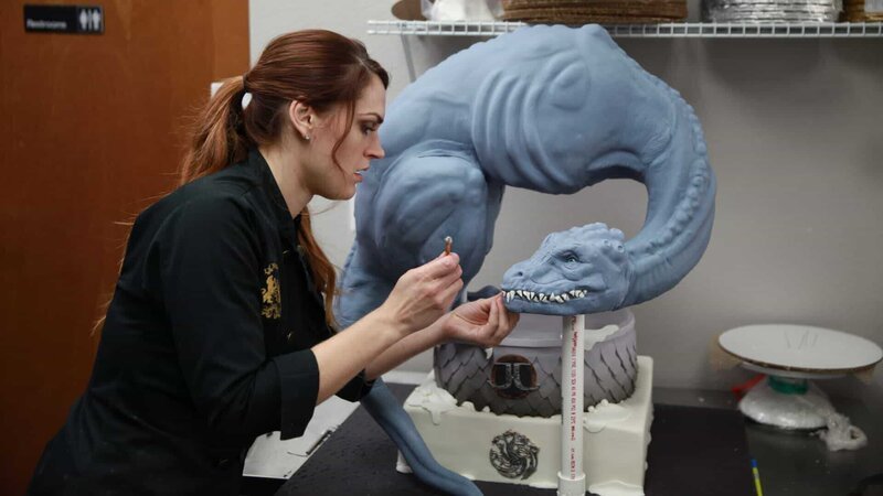 The London Baker’s Cake Artist Elizabeth Rowe adds some fearsome sharp teeth to the dragon for the Game of Thrones themed wedding cake. – Bild: Food Network. /​ Scripps (Focus);QD0101_308315_11 /​ © 2018, Television Food Network, G.P. All Rights Reserved.