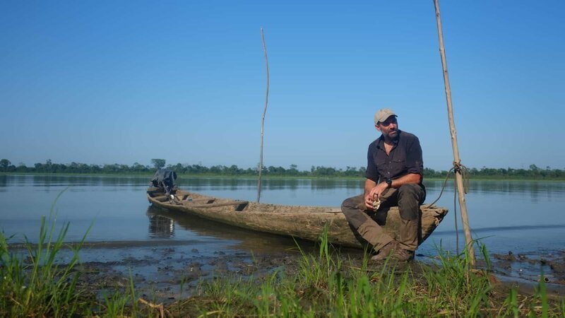Paul Mungeam sits on the edge of a boat. – Bild: Animal Planet /​ Photobank original filename: 353 /​ Discovery Communications
