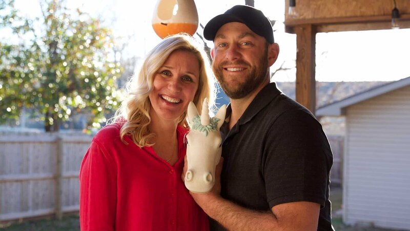Dave and Jenny pose with Sarah Walker’s unconventional unicorn head squirrel feeder, as seen on HGTV’s series Almost Home. GREAT MOMENT_02 – Bild: 2018, Scripps Networks, LLC. All Rights Reserved.