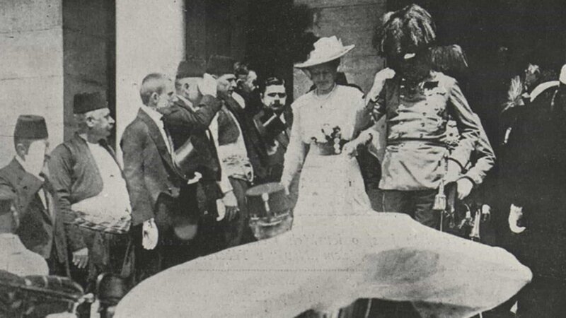 Sophie Herzogin von Hohenberg und Erzherzog Franz Ferdinand kurz vor dem Attentat von Sarajevo am 28. Juni 1914. – Bild: ZDF und Wikipedia commons./​Wikipedia commons