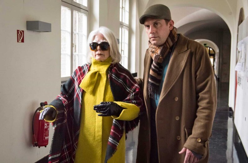 Lilo Maertens (Christiane Hörbiger) braucht die Hilfe ihres Sohnes Ruben (Sebastian Bezzel). – Bild: ARD Degeto/​Svenja von Schultzendorff