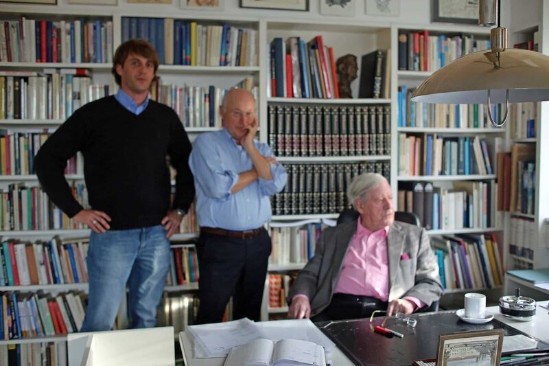 Vorgespräch zwischen Helmut Schmidt (rechts) und den Autoren des Films Stefan Aust (Mitte) und Frank Gensthaler. – Bild: BR/​Ralf Heinze/​Ralf Heinze