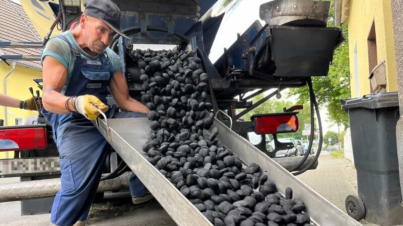 Kohle gewinnt als Brennstoff wieder zunehmend an Attraktivität – diesen Sommer ist die Nachfrage bei Kohlenhändlern besonders hoch. – Bild: ZDF und Fabian Nast./​Fabian Nast