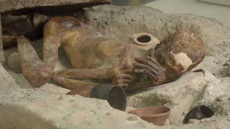 Früh stellen die Menschen fest, dass der Wüstensand ihre Verstorbenen mumifiziert. Eine Beobachtung, aus der ein komplexer Totenkult erwuchs. – Bild: ZDF und Patrick Boyle./​Patrick Boyle